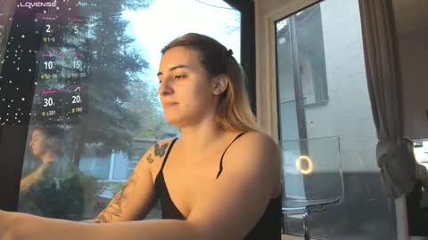 ella_vee online show from 28, 11, 2025