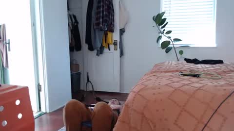 Ellie Rowyn online show from 22, 12, 2025