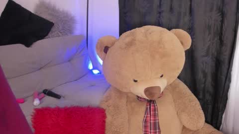 Snapshot of elyross_ chatting on 12, 10, 2025 Ross online show from 12, 10, 2025