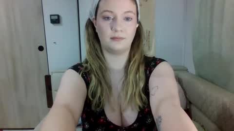 Snapshot of emerieskye chatting on 5, 2, 2026 EmerieSkye online show from 5, 2, 2026