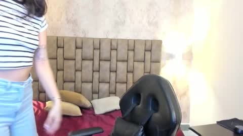 Snapshot of emiilycutex_ chatting on 21, 2, 2025 online show from 21, 2, 2025