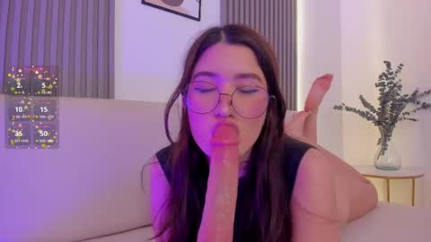 Snapshot of emiilycutex_ chatting on 3, 3, 2025 online show from 3, 3, 2025