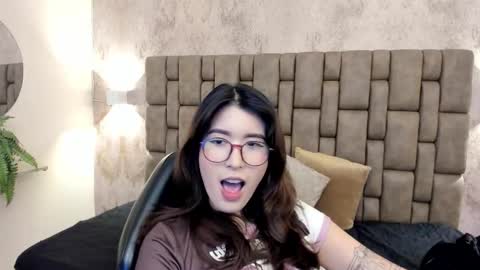 Snapshot of emiilycutex_ chatting on 2, 10, 2025 online show from 2, 10, 2025