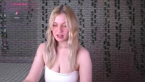 Snapshot of emiliaduchess chatting on 8, 10, 2025 Amili online show from 8, 10, 2025