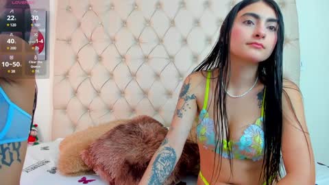 Snapshot of emilieandblake chatting on 28, 12, 2024 emilieandblake online show from 28, 12, 2024