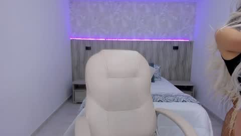 Snapshot of emilly_smith_1 chatting on 2, 2, 2025 Emily online show from 2, 2, 2025