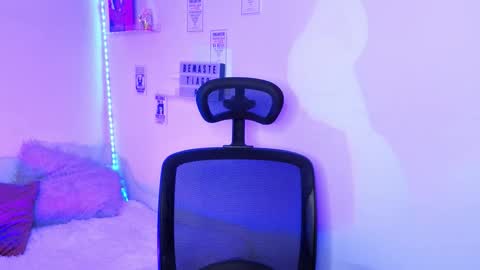 Emily Lindey online show from 8, 3, 2026