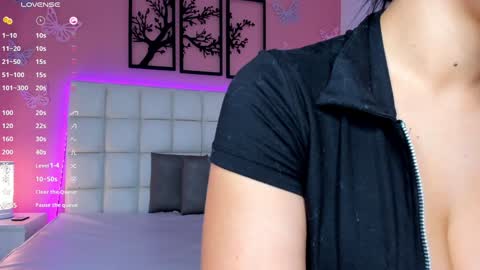 Snapshot of emily_roux chatting on 4, 1, 2025  EMILY  online show from 4, 1, 2025