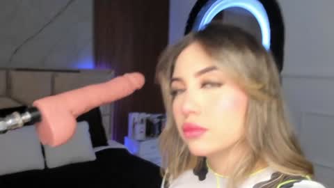 Snapshot of emilyhendrix_ chatting on 4, 12, 2024 Emily Hendrix online show from 4, 12, 2024