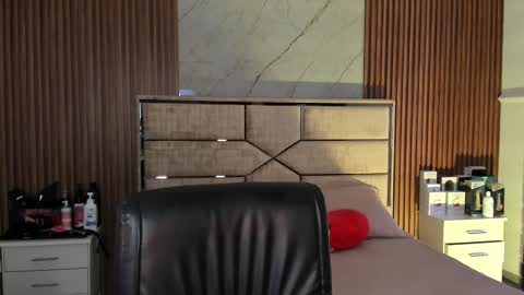 Snapshot of emilyhendrix_ chatting on 12, 9, 2025 Emily Hendrix online show from 12, 9, 2025