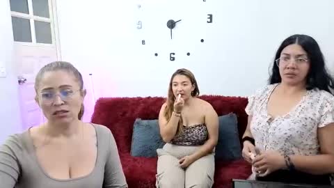 Snapshot of emilyriskhot chatting on 9, 6, 2026 emily friends online show from 9, 6, 2026