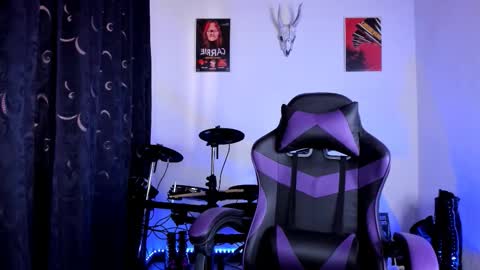 Snapshot of emilyrymer chatting on 18, 12, 2025 Emily Support me to have 100 likes plx online show from 18, 12, 2025