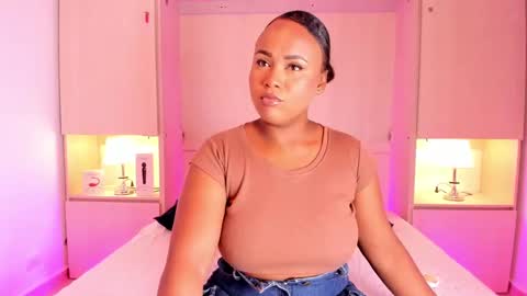 Snapshot of emilyystuart chatting on 2, 2, 2025 Emily online show from 2, 2, 2025