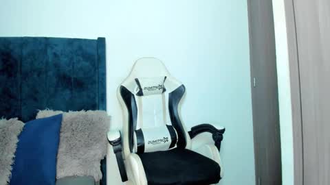 emma_bigcock2 online show from 13, 10, 2025