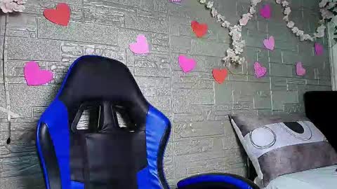 Snapshot of emma_honey__ chatting on 5, 12, 2025 Emma Miel online show from 5, 12, 2025