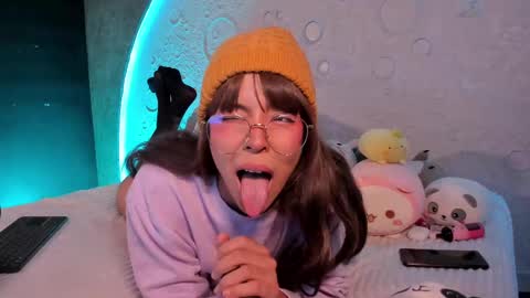 Snapshot of emma_nakamura chatting on 1, 3, 2025 online show from 1, 3, 2025