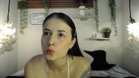 Snapshot of emma_sweethot chatting on 4, 3, 2026 Emma Black online show from 4, 3, 2026