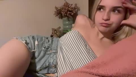 Snapshot of emmangel chatting on 5, 11, 2025 EmmaAngel online show from 5, 11, 2025