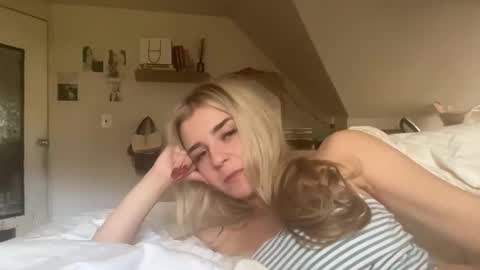 Snapshot of emmangel chatting on 5, 11, 2025 EmmaAngel online show from 5, 11, 2025