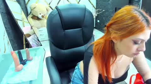 Snapshot of emmily_walker chatting on 10, 10, 2025 EmmilyWalker online show from 10, 10, 2025