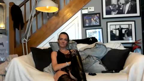 englishcouple81 online show from 3, 5, 2026