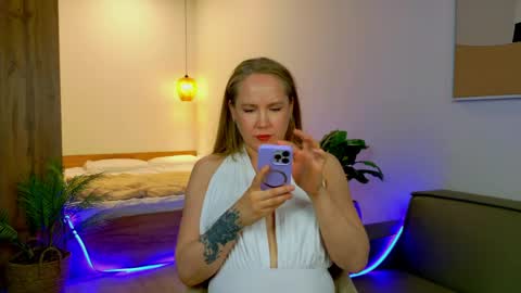 Snapshot of erinmilk chatting on 10, 6, 2026 Erin online show from 10, 6, 2026