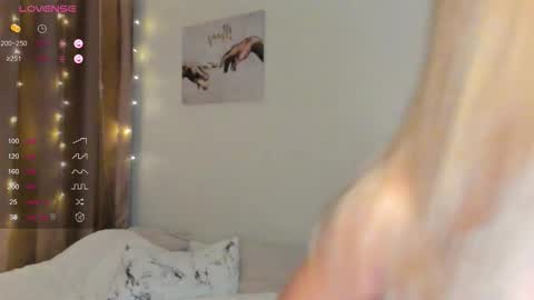 Snapshot of erlina_may chatting on 28, 9, 2025 Elina online show from 28, 9, 2025