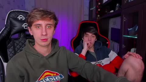 Snapshot of esthetics_boys chatting on 4, 2, 2025 LOUIS online show from 4, 2, 2025