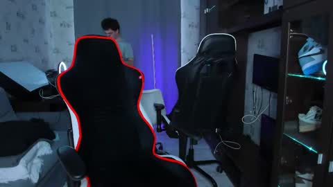 Snapshot of esthetics_boys chatting on 25, 2, 2025 LOUIS online show from 25, 2, 2025