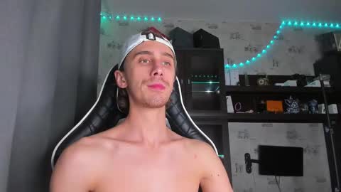 Snapshot of esthetics_boys chatting on 26, 9, 2025 LOUIS online show from 26, 9, 2025