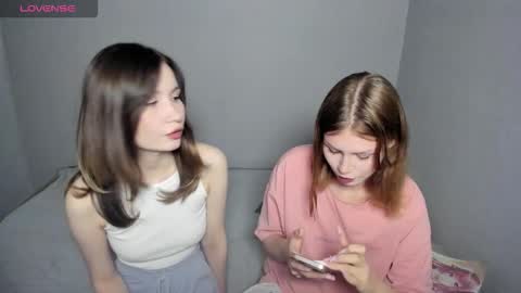 Veronica Tiia Lilith left to right online show from 29, 9, 2025