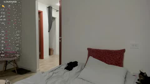 Veronica Tiia Lilith left to right online show from 3, 4, 2026