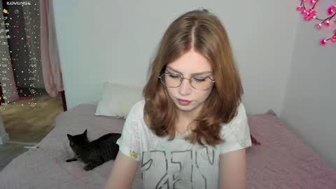 Snapshot of eumomino chatting on 1, 6, 2026 Veronica Tiia Lilith left to right online show from 1, 6, 2026