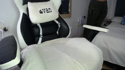 Snapshot of evans_king chatting on 4, 1, 2025 Evan online show from 4, 1, 2025