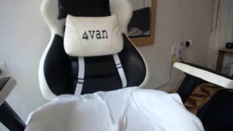 Snapshot of evans_king chatting on 12, 1, 2025 Evan online show from 12, 1, 2025