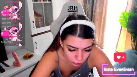 eveeevian online show from 10, 3, 2025