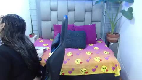 Snapshot of evelin_zaens chatting on 8, 7, 2026 evelin zaens online show from 8, 7, 2026