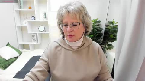 Evelyn online show from 23, 9, 2025