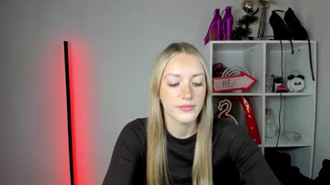 Snapshot of evelynblond chatting on 8, 6, 2026 evelynblond online show from 8, 6, 2026