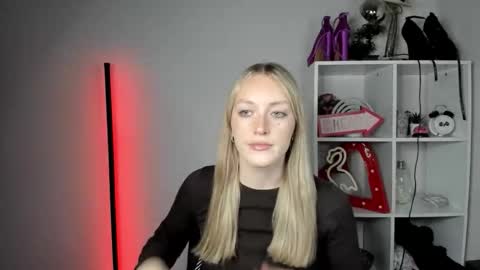 Snapshot of evelynblond chatting on 9, 6, 2026 evelynblond online show from 9, 6, 2026