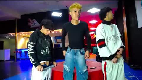 extrangers online show from 6, 10, 2025