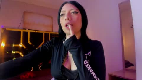 Snapshot of ey_im_simone_ chatting on 3, 7, 2026 online show from 3, 7, 2026