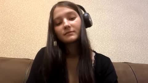 Aurora 18yo online show from 21, 11, 2025