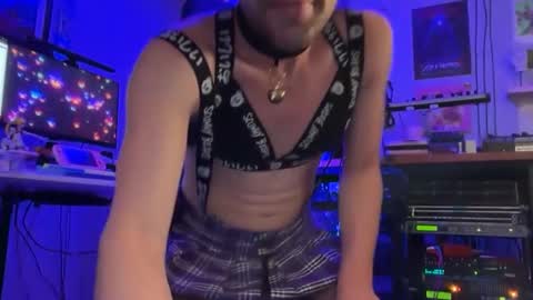 Snapshot of femboy_fangs chatting on 31, 10, 2025 femboyfangs online show from 31, 10, 2025