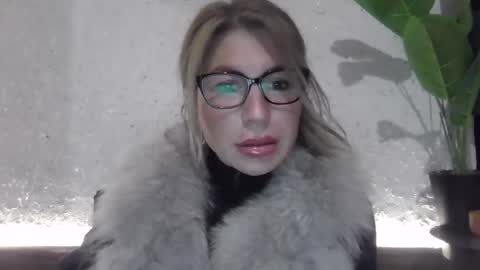 fox_red_lady7 online show from 3, 12, 2024