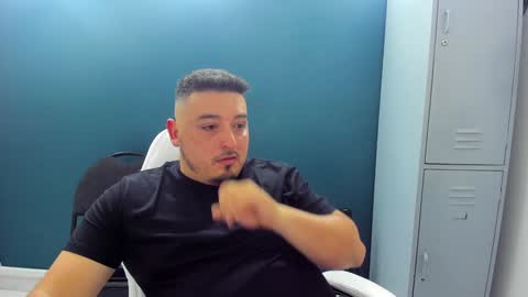 Snapshot of francoisroy chatting on 23, 12, 2024 Juan online show from 23, 12, 2024