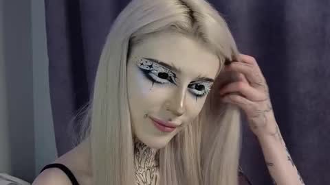 Snapshot of fraulein_mooon chatting on 4, 1, 2025 Asya UwU online show from 4, 1, 2025