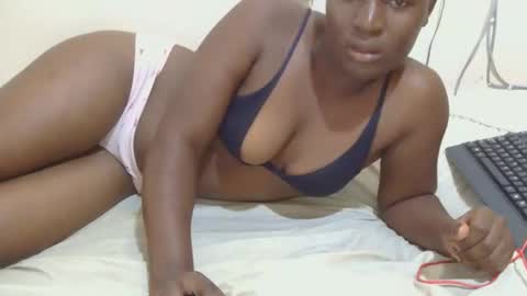 Snapshot of freaky_hearts chatting on 5, 12, 2025 ellina online show from 5, 12, 2025