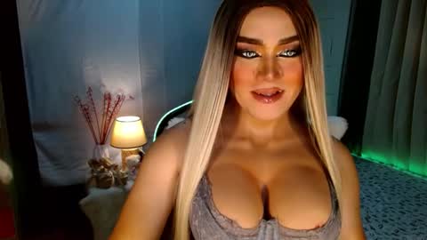 Snapshot of freya_lovestocum chatting on 14, 10, 2025 Miss Frea  online show from 14, 10, 2025