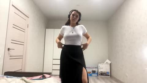 Snapshot of frosted_bloom chatting on 8, 9, 2025 Emily online show from 8, 9, 2025
